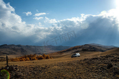 以山风景为背景的SUV。