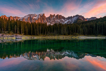 Carezza 湖 (Lago di Carezza, Karersee) 与拉特马尔山，博尔扎诺省，南蒂罗尔，意大利。 