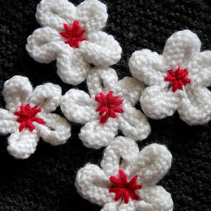 国产的摄影照片_羊毛背景上的针织雏菊花