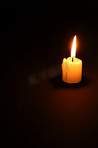 感官记忆摄影照片_黑暗中的蜡烛