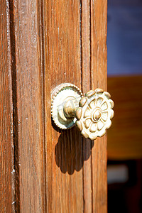 钉子ui摄影照片_木头和传统纹理钉子中的剥离油漆门