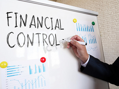 审计师在白板上写下“财务控制”字样。
