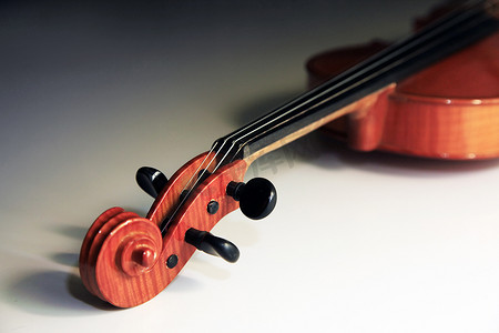 交响乐团背景摄影照片_在昏暗的背景的老小提琴