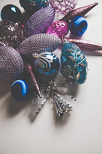 优雅的 2019 年圣诞装饰特写，蓝色和粉色