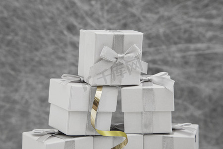礼遇双旦摄影照片_带金丝带的婚礼礼品盒，