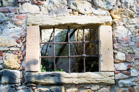 一座被毁的城堡的旧窗花