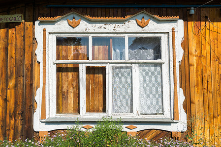 雕窗摄影照片_俄罗斯老乡间别墅的雕窗