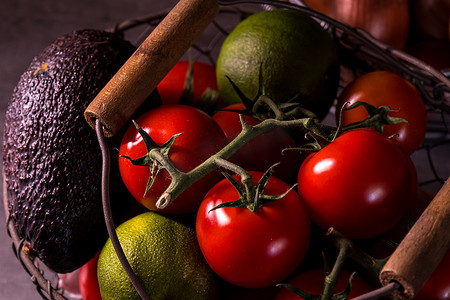 红色蔬菜海报摄影照片_一个旧篮子的海报，上面有洋葱大蒜西红柿来装饰 t