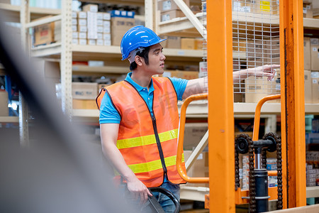 仓库亚洲人或工厂工人在工作区用手堆垛机或液压车搬运产品