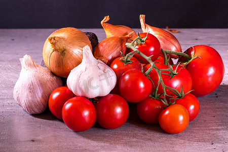 蔬菜海报装饰摄影照片_什锦大蒜西红柿和洋葱用于厨房装饰 pos