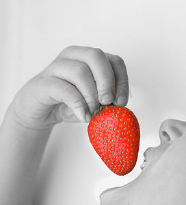 浆果·孩子·消费·创意·吃·吃·可食用水果·喂养·食物·水果·少年·孩子·未成年人·人·植物部分·农产品·草莓·年轻人