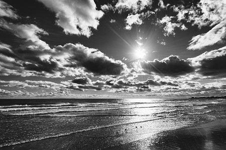 岛黑白摄影照片_十一月的太阳