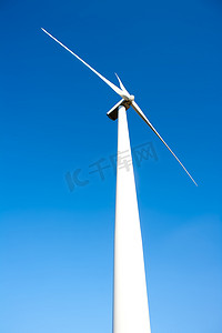 蓝天中的风力发电机风车