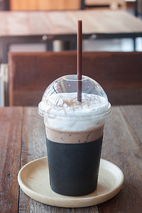 咖啡店点心摄影照片_咖啡店的冰咖啡