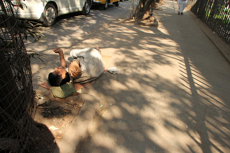 睡在加尔各答小路上的无家可归者