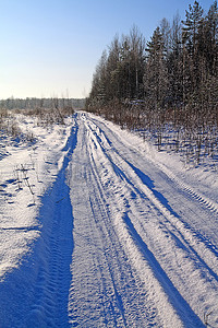 在冬天木头的农村路