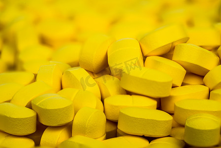 选择性地关注一堆黄色药丸。