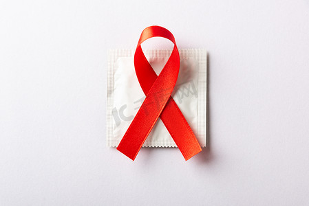 红色蝴蝶结丝带标志 HIV、艾滋病癌症意识和避孕套