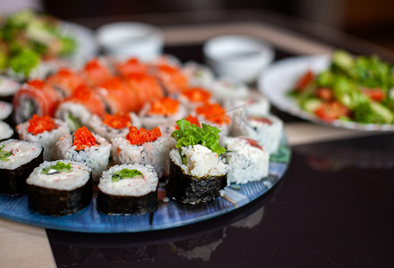 海鲜制作摄影照片_在家制作寿司和面包卷。