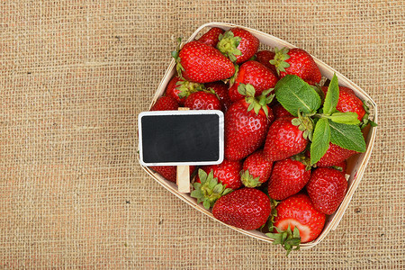 篮子里的草莓摄影照片_篮子里的草莓，画布上标有价格