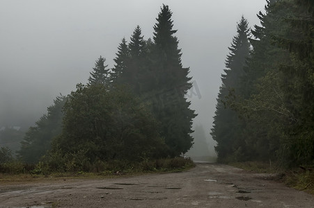 雨天巴尔干山彼得罗汉通道大雾景观