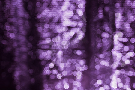 紫罗兰紫色抽象闪耀的光芒散景背景