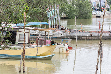 木船河上摄影照片_河上的木船，江边的旧船反映在