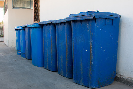 蓝色、红色垃圾桶、回收桶、垃圾桶和公立医院。