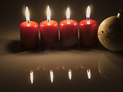 假期表摄影照片_反射在镜子表面的红色蜡烛。