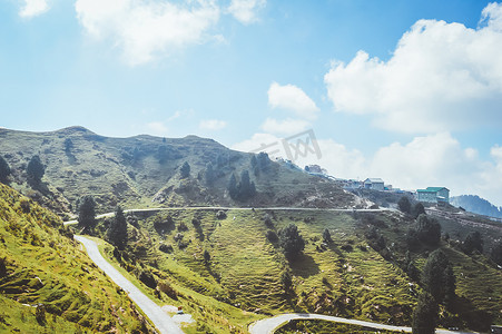 喜马拉雅山区开阔乡村的绿色梯田和美丽的黄色草地景观全景。