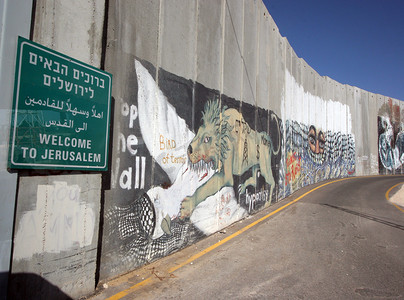 活动家涂鸦装饰着以色列西岸城镇伯利恒的以色列隔离墙