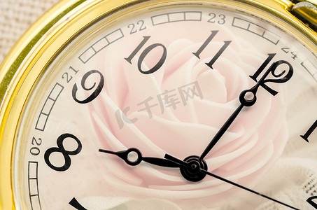 粉红玫瑰和时钟的合成。