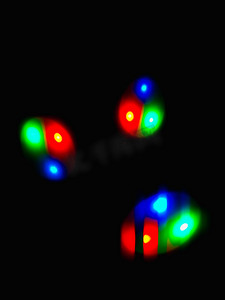 彩色球体摄影照片_深色背景中的彩色球体光