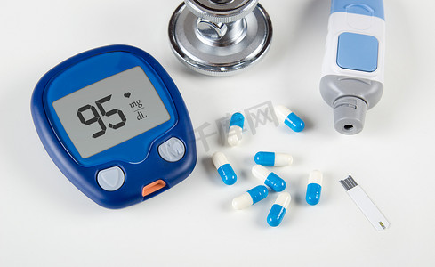 白色背景的糖尿​​病测试套件和听诊器