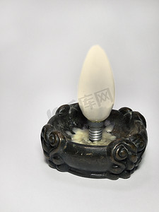 白炽灯，安装在烛台上而不是蜡烛