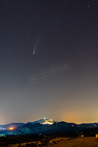 宇宙小镇摄影照片_Neowise Comet 及其在 Sutera 中世纪小镇上空的长尘埃