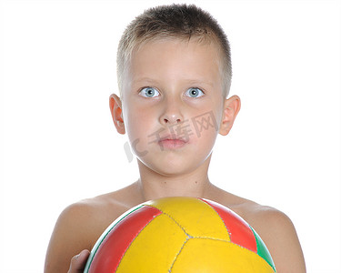 踢足球的小男孩摄影照片_孤立的踢足球的可爱小男孩