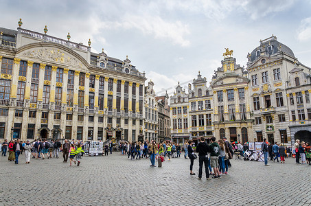 比利时布鲁塞尔-2015 年 5 月 13 日：许多游客参观布鲁塞尔中央广场著名的大广场 (Grote Markt)。
