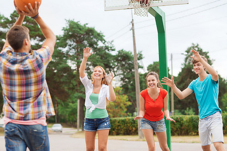 一群微笑的青少年打篮球
