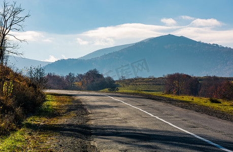 秋季山区乡间小路