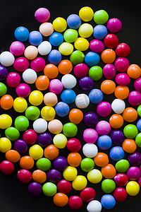 桌上的吃喝玩乐糖果，五颜六色的甜糖果