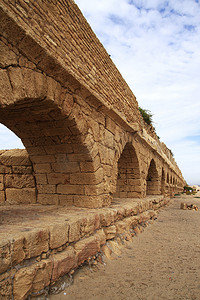 “以色列 Kejsarija 城的古城墙残迹”