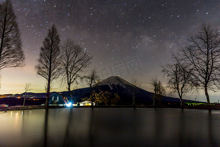冬天银河摄影照片_有星星和银河的富士山