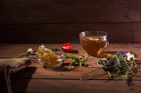 深色茶摄影照片_深色乡村背景中的一杯清凉茶，顶视图，文字位置，边框
