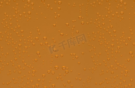 透明玻璃中钙和维生素 C 泡腾片橙色泡腾泡的宏观拍摄。