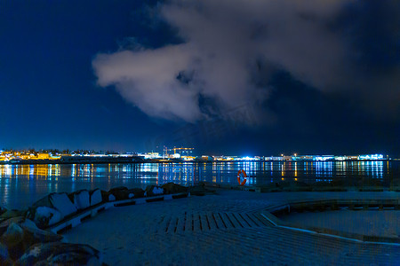 雷克雅未克市海滩夜景照片。