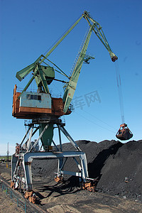 码头货物起重机在科雷马港装载煤炭
