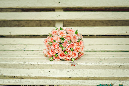 一束美丽的玫瑰躺在长凳上