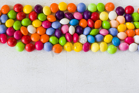 吃喝玩乐摄影照片_桌上的吃喝玩乐糖果，五颜六色的甜糖果