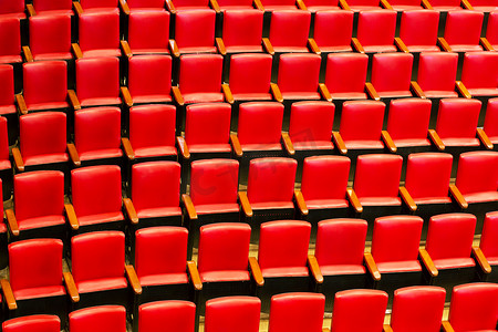 剧院观众摄影照片_空的舒适的红色位子电影院/剧院空的位子